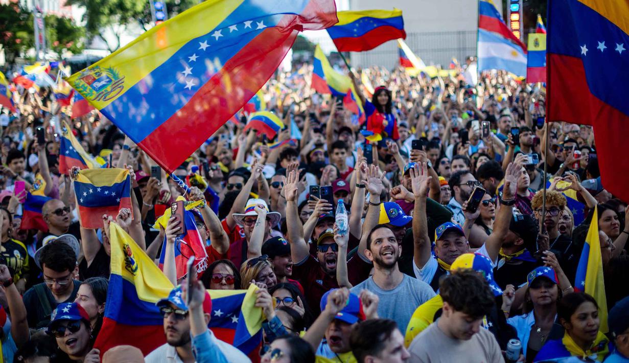 Warga Venezuela yang tinggal di Argentina merayakan penangkapan pemimpin mereka, Nicolas Maduro, di Obelisk, Buenos Aires pada 3 Januari 2026. Penangkapan Presiden Venezuela, Nicolas Maduro dalam operasi militer Amerika Serikat pada Sabtu (3/1/2026) disambut dengan suka cita oleh para diaspora negara itu di berbagai kota sejumlah negara. (TOMAS CUESTA/AFP)