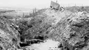 Sejumlah pasukan Jerman yang gugur dalam Pertempuran Somme tampak tergeletak saat pertempuran Somme di Prancis pada Juli 1916. Canada. Dept. of National Defence/Library and Archives Canada/PA-000287/Handout via REUTERS.