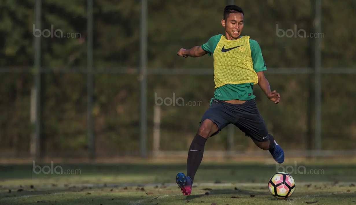 Kini dengan hadirnya Ricky Fajrin, Timnas U-22 memiliki empat stopper yakni, Hansamu Yama, Ryuji Utomo dan Andy Setyo. (Bola.com/Vitalis Yogi Trisna)