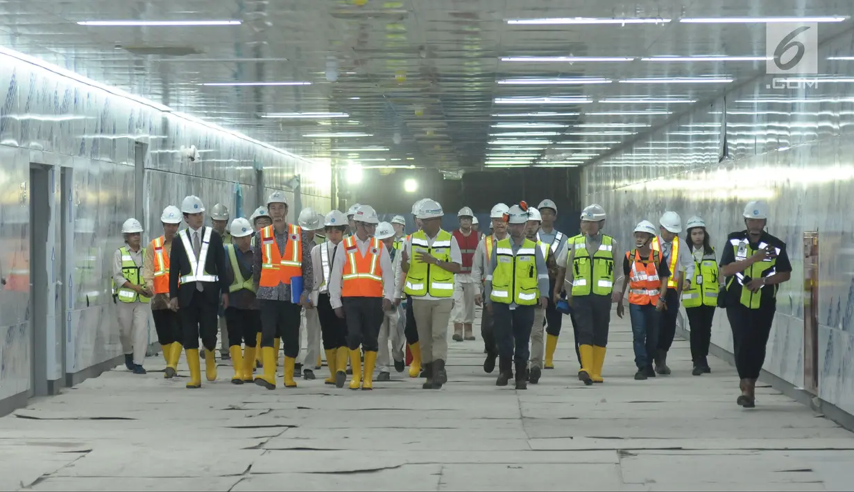 Menteri Luar Negeri Jepang Taro Kono (ketiga kiri depan) saat meninjau perkembangan proyek kereta MRT di Stasiun Bundaran HI, Jakarta, Senin (25/6). Pembangunan MRT merupakan kerja sama Indonesia dan Jepang. (Liputan6.com/Helmi Fithriansyah)