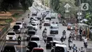 Kepadatan arus kendaraan saat melintas di by pass Jalan Ahmad Yani, Jakarta, Rabu (13/5/2020). Jumlah kendaraan pribadi mulai kembali meningkat hingga menyebabkan kepadatan arus lalu lintas di sejumlah jalan Ibu Kota meski penerapan PSBB masih berlangsung. (merdeka.com/Iqbal S. Nugroho)
