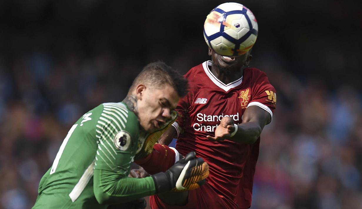 1. Terjadi insiden mengerikan saat laga Manchester City melawan Liverpool, dimana kaki dari Sadio Mane mendarat di wajah dari Ederson Moraes. Akibat kejadian ini kiper City itu mengalami luka parah dan Mane diganjar kartu merah. (AFP/Oli Scarff)
