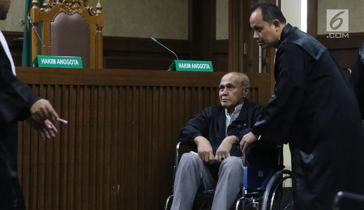 Mantan Kepala Staf Komando Strategis Angkatan Darat (Kostrad) Kivlan Zen tiba untuk menjalani sidang perdana kasus kepemilikan senjata api ilegal di Pengadilan Negeri Jakarta Pusat, Selasa (10/9/2019). Sidang ini beragenda pembacaan dakwaan oleh Jaksa Penuntut Umum (JPU). (Liputan6.com/Angga Yuniar)