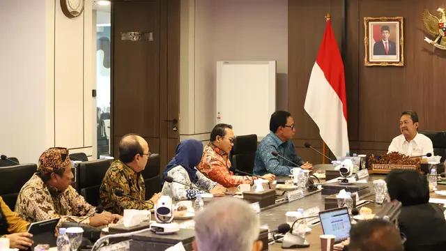 Menteri Kelautan dan Perikanan Sakti Wahyu Trenggono dapat bersama ID FOOD Group dan PT Perikanan Indonesia, dikutip Sabtu (29/6/2024). (Dok KKP)