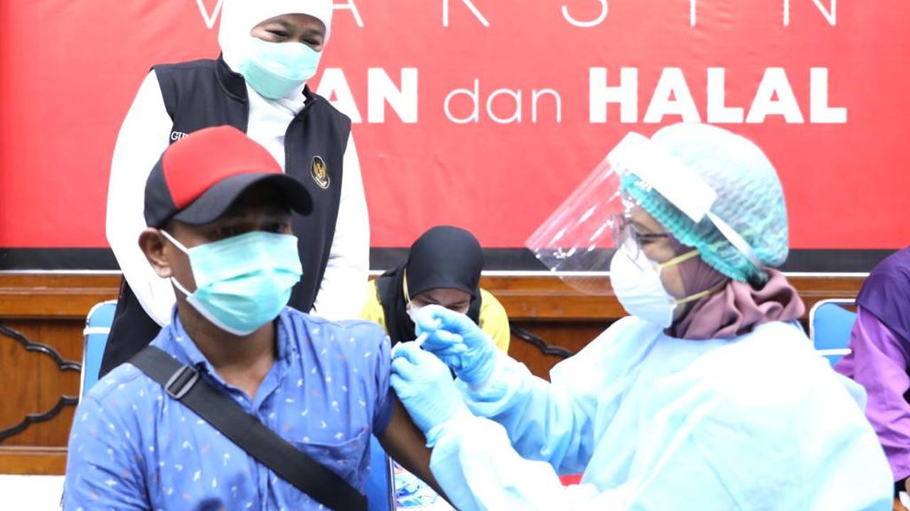 Khofifah meninjau vaksinasi bagi komunitas warga Flobamora - Nusa Tenggara Timur (NTT) Surabaya. (Dian Kurniawan/liputan6.com)