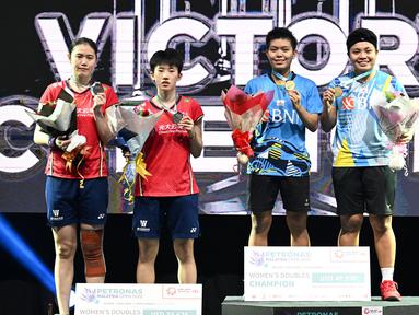 Ganda putri racikan baru Apriyani Rahayu/Siti Fadia Silva Ramadhanti yang baru dipasangkan sekitar dua bulan lalu mampu merebut gelar perdana di ajang BWF Super Series 2022 dengan memenangi Turnamen Malaysia Open 2022. Di partai final yang digelar di Axiata Arena, Kuala Lumpur, Malaysia, Minggu (3/7/2022) mereka menumbangkan pasangan Cina, Zhang Shu Xian/Zheng Yu dengan rubber game. (AFP/Mohd Rasfan)