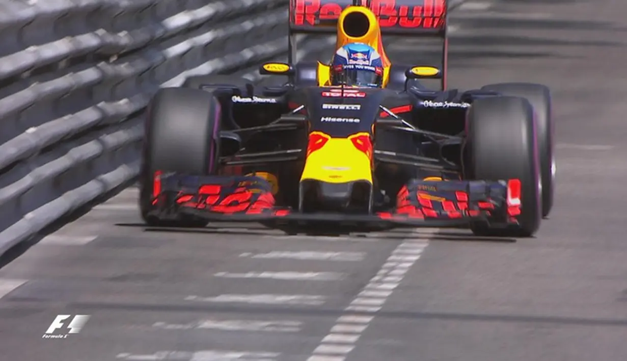 Pebalap Red Bull, Daniel Ricciardo, menempati posisi pertama saat kualifikasi F1 GP Monako, Sabtu (28/5/2016). (Bola.com/Twitter/F1)