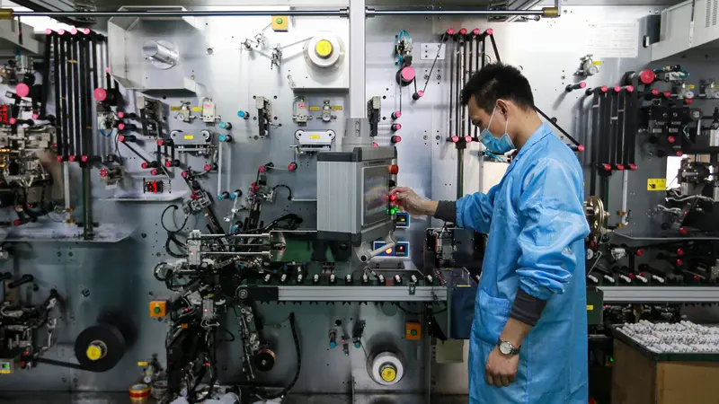 Mengintip Aktivitas Pekerja Pabrik Baterai di China