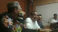 Tersangka Kasus Pengaturan Skor, Vigit Waluyo Memberikan Keterangan Usai Diperiksa di Mapolda Jatim. Foto: (Liputan6.com/Dian Kurniawan)