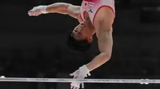 Daiki Hashimoto dari Jepang berkompetisi di palang horizontal saat Kejuaraan Dunia Senam Artistik ke-53 di Jakarta, Minggu 19 Oktober 2025. (AP Photo/Dita Alangkara)