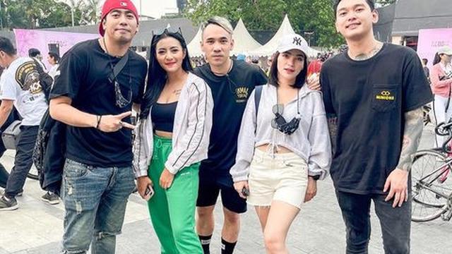 Lama Tak Terdengar Kabar, Ini 6 Potret Ikmal Tobing Drummer TRIAD Bareng Kekasih