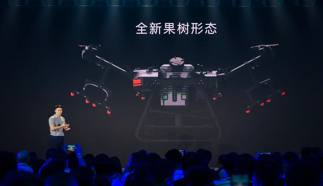 Direktur Penjualan Pertanian DJI Chen Tao mempresentasikan T30, drone perlindungan tanaman baru perusahaan itu, dalam sebuah upacara peluncuran produk yang digelar di Shenzhen, Provinsi Guangdong, China selatan (9/11/2020). (Xinhua/Mao Siqian)