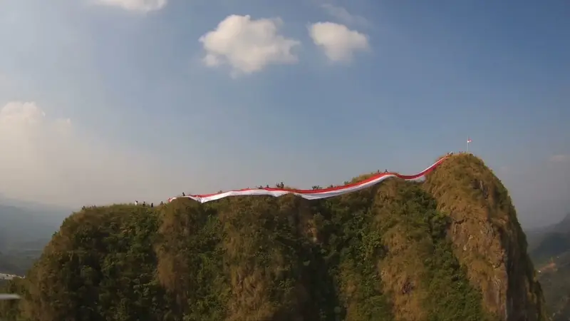 Bendera Merah Putih Sepanjang 100 Meter Membentang di Puncak Gunung Batu Bogor