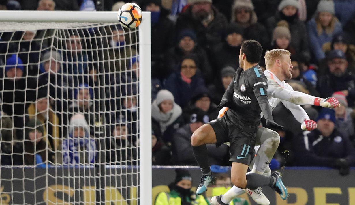 Gelandang Chelsea, Pedro, mencetak gol ke gawang Leicester City pada laga perempat final Piala FA di Stadion King Power, Minggu (18/3/2018). Leicester City takluk 1-2 dari Chelsea. (AP/Frank Augstein)