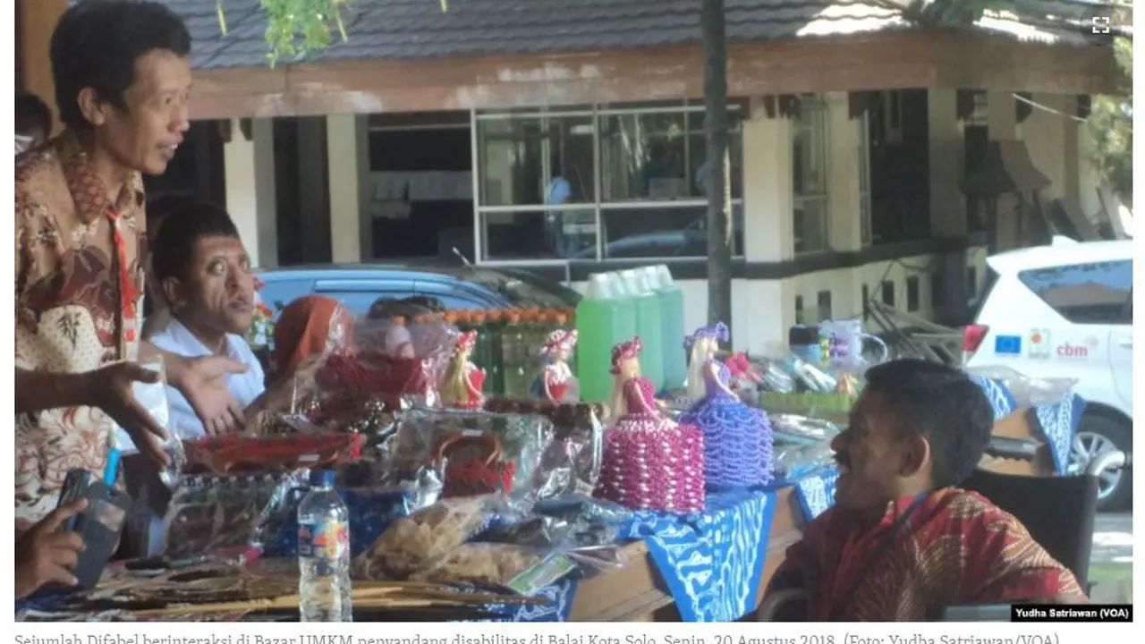 Penyandang disabilitas memasarkan produknya dalam bazar UMKM komunitas difabel di Solo, Jawa Tengah