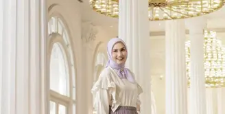 Kombinasi tiered skirt warna ungu yang dipadu puff sleeves top warna putih tulang dan hijab segi empat warna lilac ini membuat penampilan Dwi terlihat manis. (Instagram/dwihandaanda).