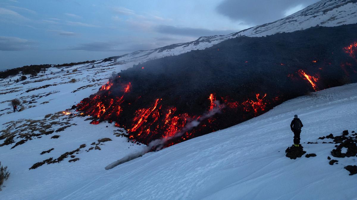 Tak Hanya di Indonesia, Ribuan Turis Bencana Juga Datangi Gunung Etna yang Sedang Erupsi