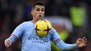 Bek Manchester City, Joao Cancelo mengontrol bola saat menghadapi Manchester United dalam laga Liga Inggris 2022/2023 di Old Trafford Stadium, Manchester (14/1/2023). Joao Cancelo menjadi pemain terbaru yang hengkang setelah berkonflik dengan Pep Guardiola di Manchester City. Pada bursa transfer Januari 2023 bek kanan Portugal tersebut memilih dipinjamkan ke Bayern Munchen dengan opsi dipermanenkan akibat tak jadi pilihan utama lagi dalam beberapa laga terakhir. (AFP/Oli Scarff)