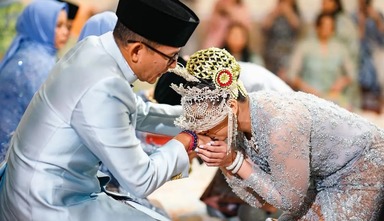 <p>Panji meneruskan studinya di jenjang Master di Northeastern University's D'Amore-McKim School of Business dengan prodi Technopreneurship. Panji bekerja di bidang teknologi yang bertempat di Amerika. [Instagram/sandiuno]</p>