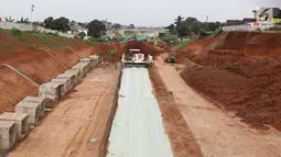 Suasana proyek pembangunan Jalan Tol Cijago Seksi II di Depok, Jawa Barat, Rabu (27/2). Proses pembebasan lahan yang berlarut-larut hingga lebih dari 8 tahun menjadi penyebab proyek jalan tol itu tertunda penyelesaiannya. (Liputan6.com/Immanuel Antonius)