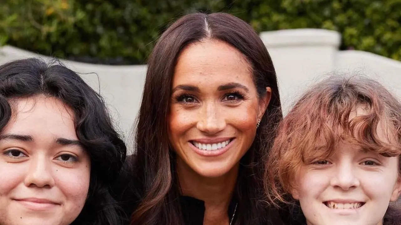 Meghan Markle Debut dengan Gaya Rambut Ikal Saat Bahas Kesehatan Mental, Terinspirasi Kate Middleton?