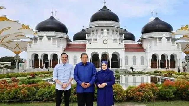 Ani Yudhoyono dan keluarga berpose di depan Masjid Raya Baiturrahman pada Januari lalu.