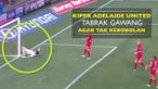 Video peristiwa unik saat Joh Hall kiper Adelaide United, Liga Australia menabrak tiang gawang kala menyelamatkan gawangnya dari kebobolan.