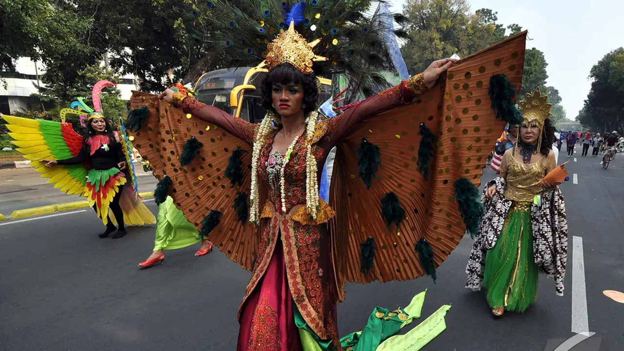 Ratusan Waria Warnai Karnaval Seni Budaya DKI Jakarta