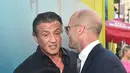 Jason Statham berbincang dengan Sylvester Stallone saat menghadiri pemutaran "The Meg" di Los Angeles, California, (6/8). Film ini dibintangi Jason Statham, Li Bingbing, Rainn Wilson, Rose Ruby, Winston Chao, dan Cliff Curtis. (AFP Photo/Lisa O'Connor)