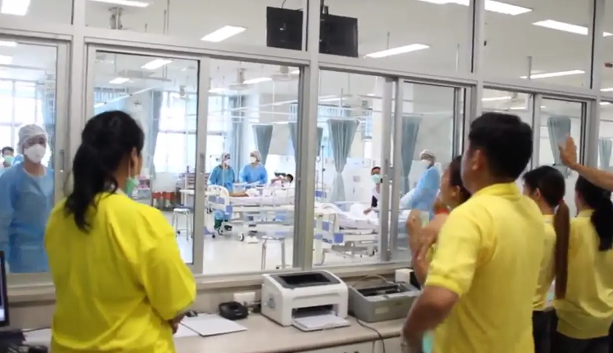 Suasana perawatan tim sepak bola remaja Thailand di rumah sakit di Chiang Rai, Thailand, Rabu (11/7). Sebelumnya, 13 korban terperangkap di dalam gua selama 18 hari. (Thai Government Public Relations Department (PRD)and Government Spokesman Bureau/AFP)