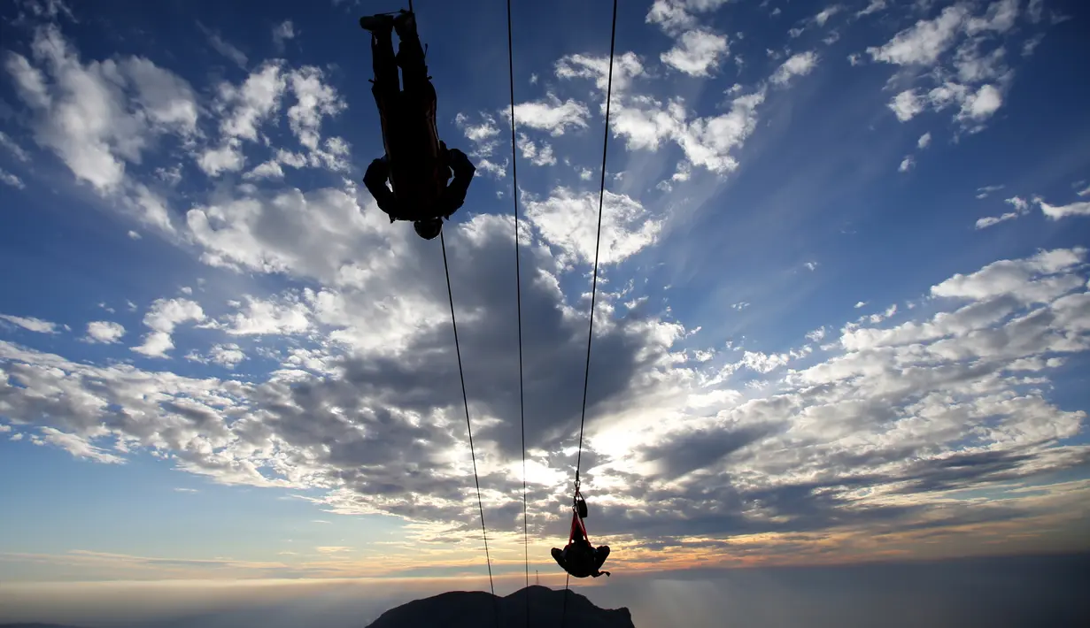 Wisatawan menikmati lintasan flying fox dari atas Gunung Jabel Jais Ras al-Khamiah di UEA, 31 Januari 2018. Seperti diketahui, dengan sejarah dan budaya lebih dari 7.000 tahun, Ras Al Khaimah adalah tempat liburan yang sempurna. (AP/Kamran Jebreili)