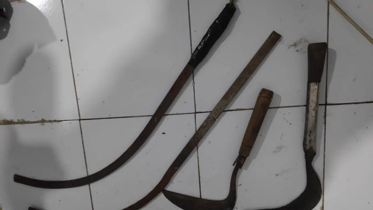Barang bukti yang diamankan polisi dari empat remaja yang terlibat tawuran itu