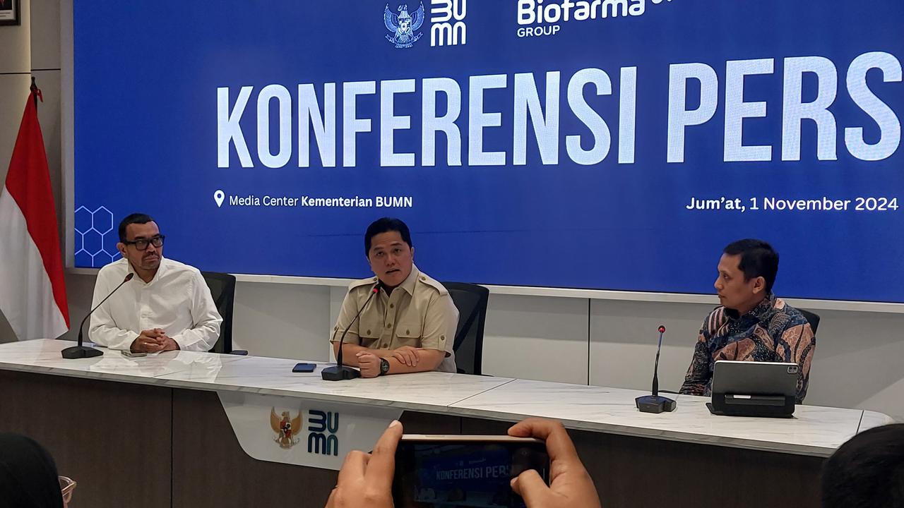 Menteri BUMN Erick Thohir dalam Konferensi Pers mengenai Indo Farma di Kantor Kementerian BUMN, Jakarta, Jumat (1/11/2024).