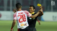 Pemain Persipura, Addison Alves memegang tangan wasit Yeni Krisdianto saat melawan Persija dilanjutan Liga 1 Indonesia di Stadion Patriot Candra Bhaga, Bekasi, Sabtu (8/7). Laga berakhir 1-1. (Liputan6.com/Helmi Fithriansyah)