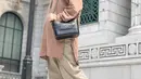 Pemain sinetron Arti Sahabat ini selalu memperhatikan penampilannya di berbagai kegiatan, termasuk saat berlibur. Kerap tampil modis dan memesona, tak sedikit orang terinspirasi dengan gaya OOTD Vebby Palwinta. Seperti yang satu ini, ia tampil dengan busana pastel. (Liputan6.com/IG/@vebbypalwinta)