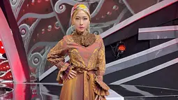 Istri Adam Suseno ini juga selalu tampil percaya diri di atas panggung. Inul Daratista juga tampak menata rambutnya dengan berbagai gaya. Tak jarang pula, ia terlihat memesona dengan bandana. (Liputan6.com/IG/@inul.d)