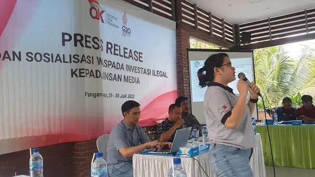 Pelaksana Subbagian Edukasi dan Perlindungan Konsumen R Gina Giyani, tengah menjelaskan mengenai pinjman online dan investasi ilegal kepada wartawan dalam kegiatan waspada investasi ilegal. (Liputan6.com/Jayadi Supriadin)