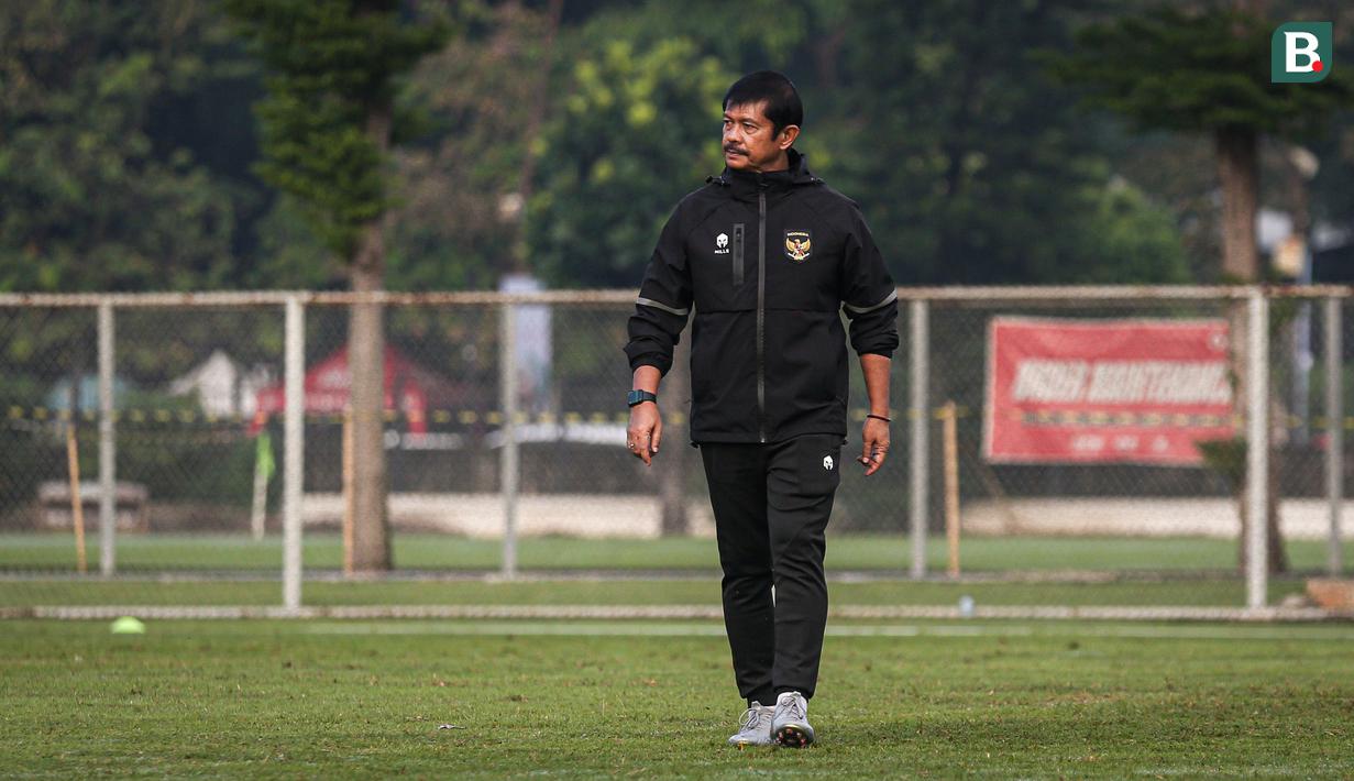 <p>Pelatih kepala Timnas Indonesia U-22, Indra Sjafri saat melakukan pemusatan latihan untuk SEA Games 2023 di Lapangan B Kompleks Stadion Gelora Bung Karno (SUGBK), Senayan, Jakarta, Sabtu (11/03/2023). Sebanyak 17 nama pemain baru bergabung untuk menjalani pemusatan latihan gelombang kedua ini yang berlangsung dari 9-16 Maret 2023. (Bola.com/Bagaskara Lazuardi)</p>