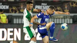 Pemain Persebaya Surabaya, Jefferson Silva (kiri), berduel memperebutkan bola dengan pemain Persib Bandung, Balsa Sekulic, pada laga final Piala Presiden 2026 di Stadion Kapten I Wayan Dipta, Gianyar, Bali, Kamis (6/8/2026). Kedua tim tampil ngotot sepanjang pertandingan yang berakhir imbang 1-1 hingga babak tambahan waktu, sebelum Persebaya memastikan gelar juara usai menang 6-5 lewat adu tendangan penalti. (KapanLagi.com/Budy Santoso)