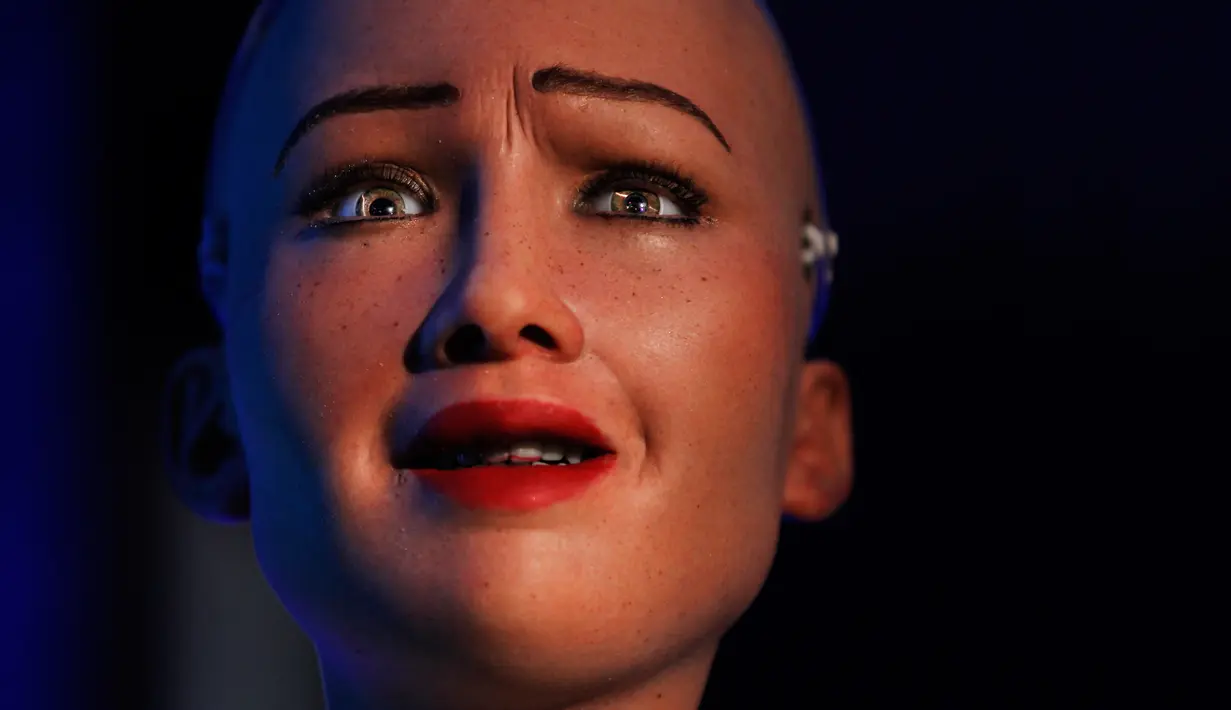 Sophia, robot berkewarganegaraan Arab Saudi, berinteraksi pada pameran inovasi di Kathmandu, Nepal, Rabu (21/3). Robot humanoid, dapat menggunakan alat dan ruang yang sama, serta interaksi dengan cara yang sama seperti manusia. (AP/Niranjan Shrestha)