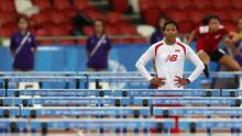 Pelari putri Indonesia, Dedeh Erawati, bersiap menghadapi final lari gawang 100m putrii SEA Games yang berlangsung di Stadion Nasional Singapura. Kamis (11/6). (Bola.com/Arief Bagus)