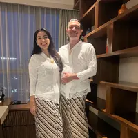 Hesti Purwadinata dan sang suami Radian Borne Putra memang sering berbagi konten lucu. Salah satu yang terbaru, keduanya berubah menjadi Jeng Yah. [Foto: Instagram/hestipurwadinata]