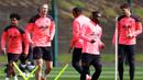 Pemain Manchester United, Erling Haaland (kedua kiri) bersama rekan-rekannya melakukan latihan jelang laga perempat final Liga Champions 2023/2024 melawan Real Madrid di Etihad Campus, Manchester, Inggris, 8 April 2024 waktu setempat. (AFP/Darren Staples)
