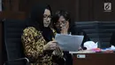 Terdakwa gratifikasi dan suap pemberian izin lokasi perkebunan kelapa sawit, Rita Widyasari berbincang dengan penasehat hukumnya pada sidang lanjutan di Pengadilan Tipikor, Jakarta, Rabu (16/5). (Liputan6.com/Helmi Fithriansyah)