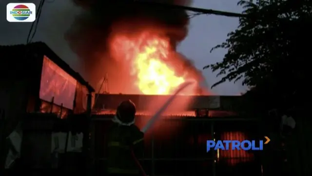 Api ludeskan tiga toko dan satu rumah di Tangerang, Banten, pada Rabu petang.