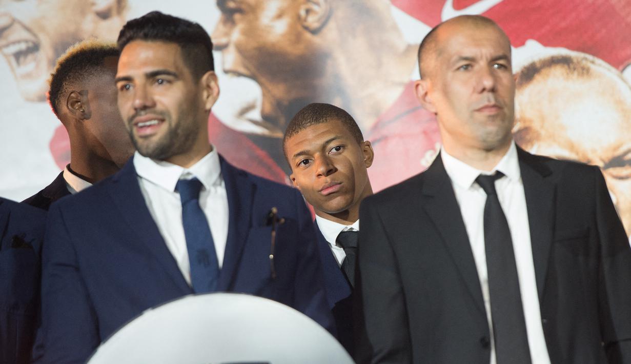 Striker AS Monaco, Radamel Falcao (kiri) saat perayaan juara Liga Prancis 2016/2017 bersama para fans di Monaco (21/5/2017). Berstatus pinjaman dari AS Monaco, Radamel Falcao hanya semusim membela Manchester United pada 2014/2015. Ia hanya mencetak 4 gol dari 29 laga dan akhirnya terkena cedera parah. Sempat dipinjamkan ke Chelsea, Falcao kembali jadi andalan AS Monaco saat menjuarai Liga Prancis 2016/2017. (AFP/Bertrand Langlois)