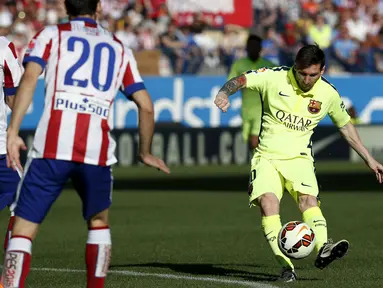 Duel panas terjadi di laga Liga Spanyol antara Atletico Madrid dengan Barcelona di Stadion Vicente Calderon, Senin (18/5/2015). Barcelona menang 1-0 atas Atletico Madrid. (Reuters/Juan Medina)
