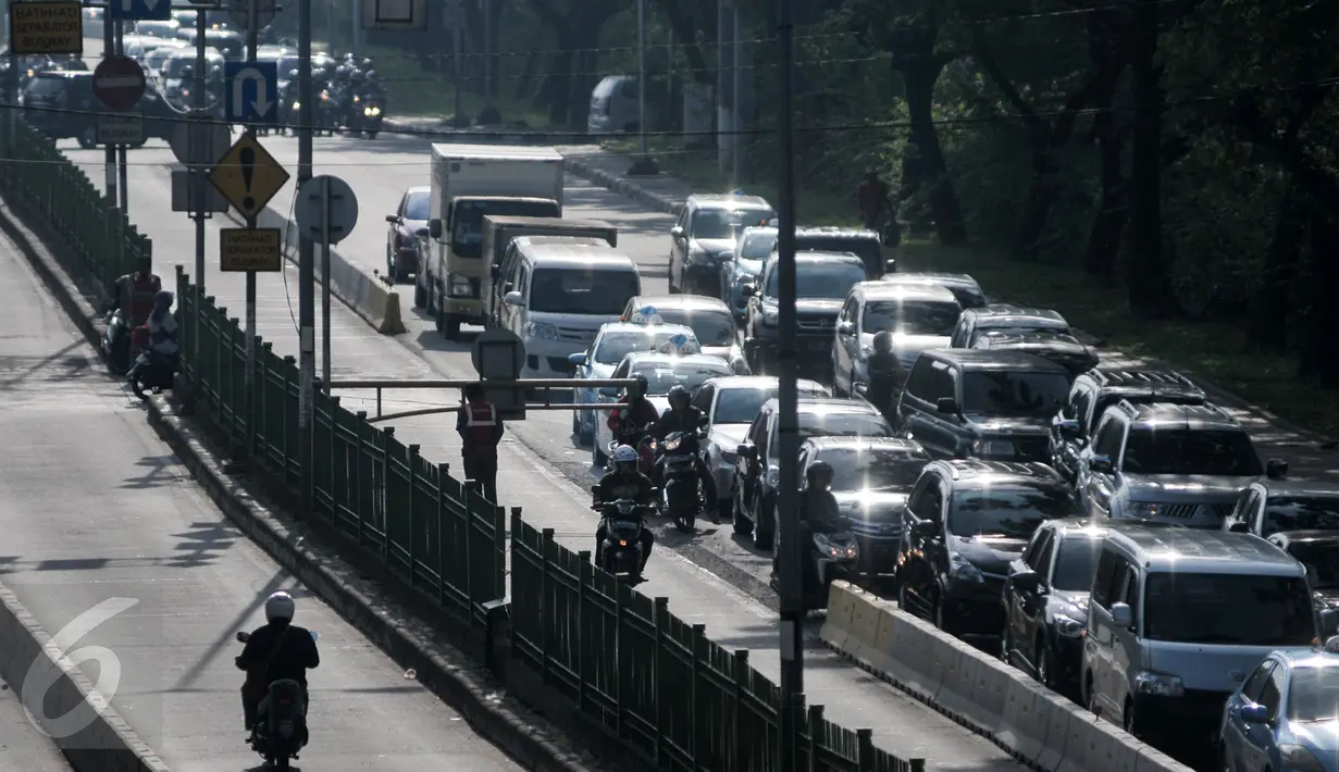 Sejumlah pengendara motor nekat menerobos jalur Transjakarta di Jalan Sultan Agung, Manggarai, Jakarta, Kamis (28/7). Gubernur DKI Jakarta, Basuki Tjahaja Purnama menegaskan sterilisasi jalur Transjakarta terus ditingkatkan. (Liputan6.com/Yoppy Renato)