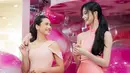 Sedangkan Pevita Pearce yang didapuk sebagai brand ambassador merek kosmetik tersebut tampil dengan gaun berwarna baby pink. Busana itu juga cocok untuknya karena membuat penampilan Pevita semakin fresh. Dengan riasan wajah natural dan lembut, Pevita pun tak kalah menawan dari sang bintang K-pop. (Liputan6.com/IG/@pevpearce)