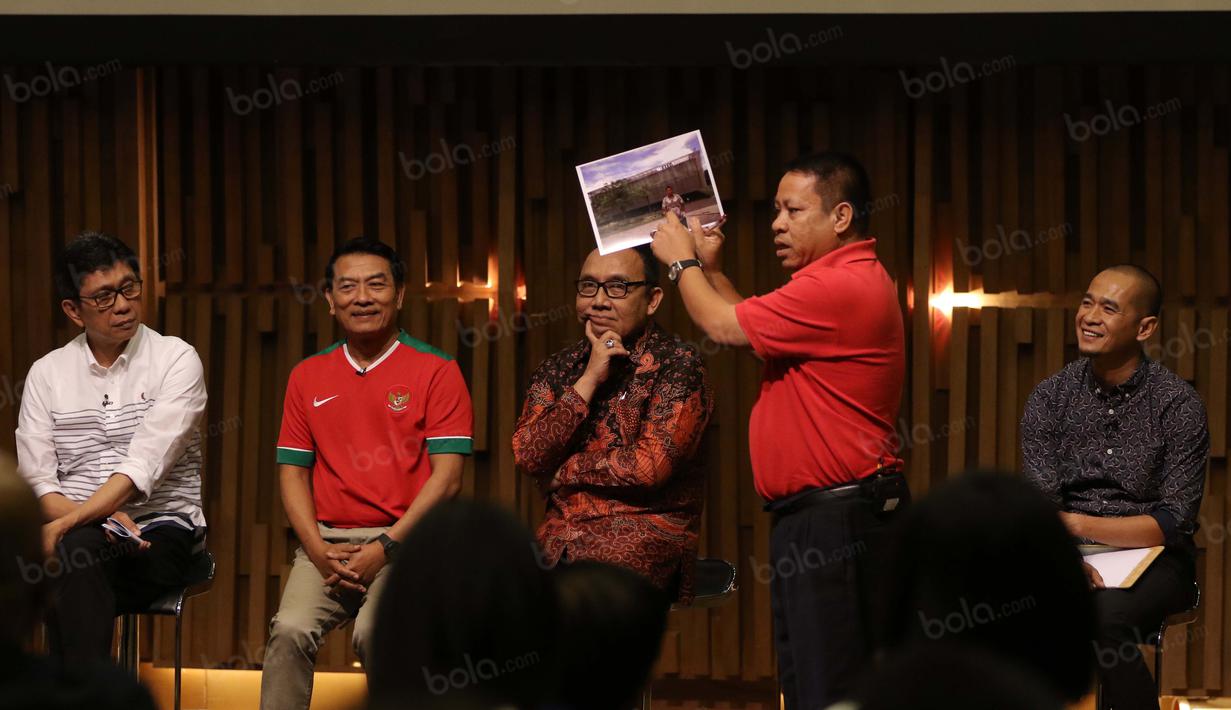 Gaya Sarman El Hakim yang menunjukan foto-foto dirinya saat berkunjung ke kantor pusat FIFA pada acara debat di  SCTV Tower, Senayan City, Jakarta, Selasa (04/10/2016). (Bola.com/Nicklas Hanoatubun)
